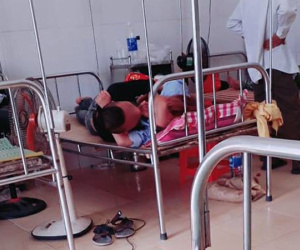 'Nóng mắt' với cảnh cặp đôi ôm nhau, hôn hít ngay trên giường bệnh viện giữa bốn bề bệnh nhân