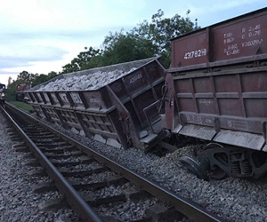 Tàu chở đá trật bánh lúc vào ga ở Nghệ An