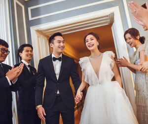 Tròn 10 năm tủi hờn vì scandal ảnh nóng, Chung Hân Đồng khóc như mưa trong hôn lễ đẹp như cổ tích của mình