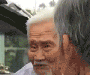 Clip cuộc hội ngộ của 2 cụ ông gần trăm tuổi: 'Ông vào nhà, tôi pha sữa cho'