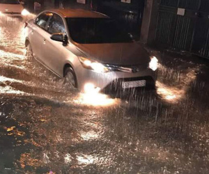 Hà Nội mưa lớn, nhiều tuyến phố ngập sâu