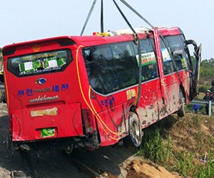 Hơn 40 người kêu cứu trong ôtô lao xuống ruộng
