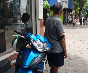 Người lái xe ôm bị nữ quái siết cổ để cướp ở Hà Nội: 'Tôi đã lường trước vì sợ bị bỏ thuốc mê'