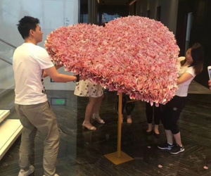 Tặng bạn gái trái tim kết từ hàng ngàn tờ tiền thật