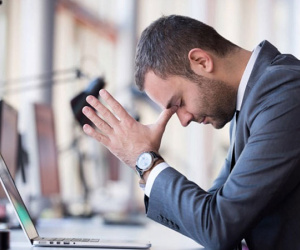 Tôi ngượng chín mặt khi biết người đang lăn ra đường ăn vạ sếp lại chính là vợ mình