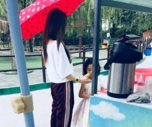 Giữa thông tin ly hôn với Giả Nãi Lượng, Lý Tiểu Lộ một mình lủi thủi đưa con gái đi chơi