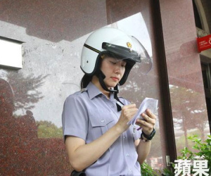 Hy hữu: Thấy nữ cảnh sát xinh đẹp, tên tội phạm lập tức nhận tội và xin số làm quen