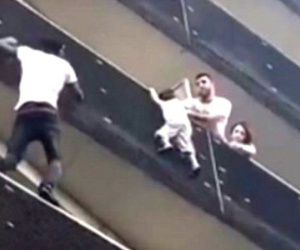 'Người Nhện' châu Phi tay không leo 4 tầng cứu bé trai trong 1 phút