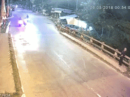 Vụ tai nạn kinh hoàng trên cầu giữa đêm khiến người ta không dám nhìn lại