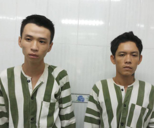 Bị truy đuổi, hai kẻ cướp giật dí dao chống công an