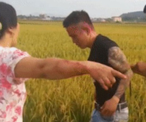 Dân trói tay thanh niên xăm trổ hành hung ông lão gặt lúa giữa cánh đồng thôn Đồng Tâm
