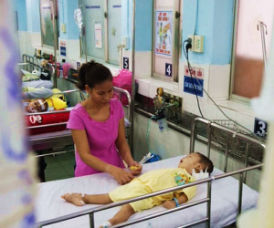 Đang bán rau ngoài chợ, mẹ đơn thân rụng rời nghe tin con trai 2 tuổi rớt xuống sông ngưng tim