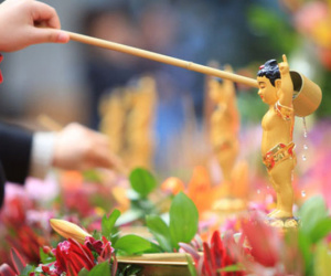 Hàng nghìn người cung nghinh xá lợi Phật trên nhiều tuyến phố Hà Nội