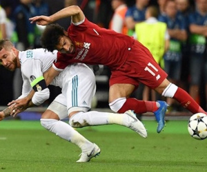Hơn 433.000 người yêu cầu phạt Ramos vì làm Salah chấn thương