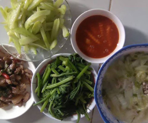 Nấu mâm cơm chuẩn công thức 4 món mặn, xào, luộc, canh, nàng dâu vẫn bị mẹ chồng chê 'chẳng có gì để gắp'