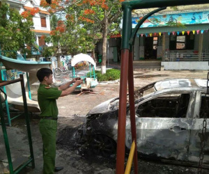 Ôtô của sư trụ trì cháy rụi trong sân trường mầm non
