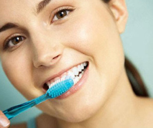Thói quen đánh răng sai 90% người mắc phải: Làm ướt bàn chải trước khi đánh răng