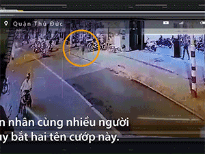 Video: Hai người dân bị đâm trọng thương khi truy đuổi cướp ở TP HCM