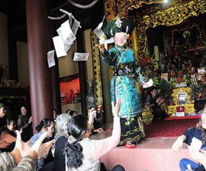 Độc chiêu lừa tiền tỷ của 'thánh cô, thánh cậu'