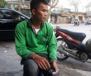 Hà Nội: Tài xế Grab tiếc ngẩn ngơ vì bị nữ khách hàng ăn mặc lịch sự, vờ hỏi thăm ân cần để mượn điện thoại rồi biến mất hút