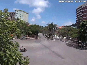 Hải Phòng: Ôm cua tốc độ cao rồi mất lái, nhóm thanh niên lao vào gốc cây bên đường ngã hàng loạt