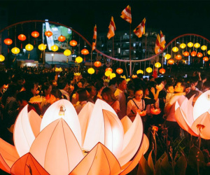 Hàng nghìn người Sài Gòn chen chân thả hoa đăng trên kênh Nhiêu Lộc mừng đại lễ Phật đản
