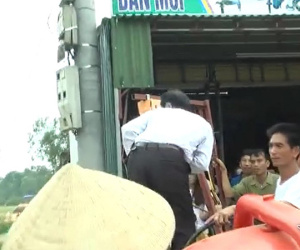 Phóng viên chổng mông gây phản cảm vào đoàn cưỡng chế
