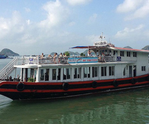 Tàu du lịch Cát Bà bị cấm vào vịnh Hạ Long