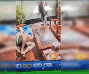 Video: Chủ nhà ngủ say, tên trộm cầm dao luồn qua 2 lớp cửa 'cuỗm' điện thoại lúc nửa đêm