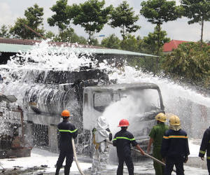 Cần Thơ: Xe chở nhiên liệu bốc cháy dữ dội ngay phía sau trạm xăng