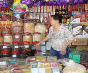 Chồng không cho tôi bán cá khô ngoài chợ vì sợ xấu mặt