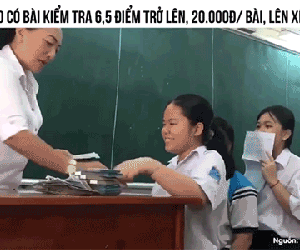 Cô giáo thưởng cả cọc tiền 20.000 đồng cho học sinh có bài kiểm tra trên 6,5 điểm