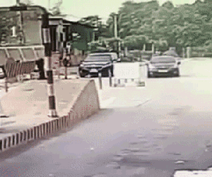 Video: Hiện trường vụ lật xe ở trạm BOT Phú Thọ gây xôn xao