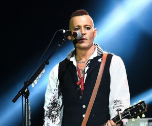 Johnny Depp được fan girl ném cả... nội y lên sân khấu để tỏ tình
