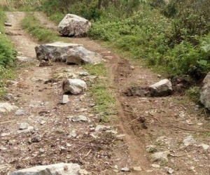 Nghệ An: 2 mẹ con cô giáo mầm non bị đá rơi trúng, tử vong khi đang đi xe máy