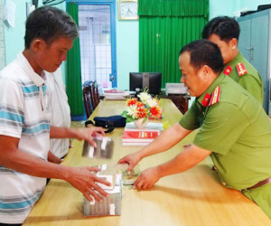 Niềm vui của người đàn ông đòi lại được 2 vé số độc đắc bị lừa