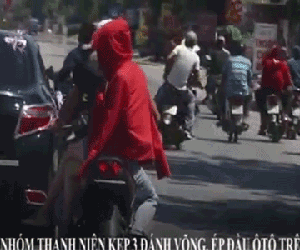 Video lạng lách đánh võng khi đi đưa dâu, xe máy kẹp 3 ngã lăn trước đầu ô tô