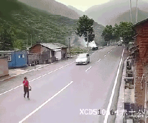 Video: Người phụ nữ thoát chết trong gang tấc trước mũi ôtô