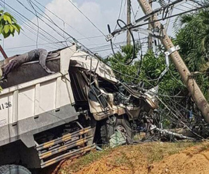 Xe ben lao lên vỉa hè tông gãy trụ điện, tài xế ngồi bất động trong cabin
