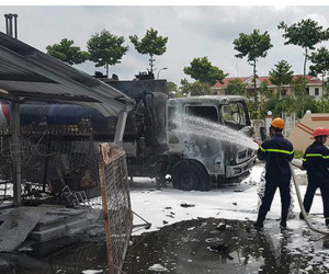 Xe bồn đang bơm xăng vào trạm bốc cháy dữ dội