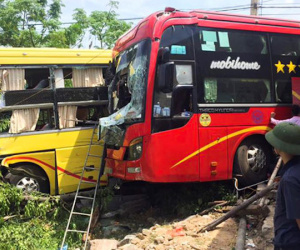 Xe khách tông nhau trước quán cơm, hàng chục khách thoát nạn