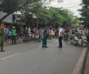 Xe tải lùi cuốn xe máy vào gầm khiến 3 người thương vong, bà bầu sinh con tại hiện trường