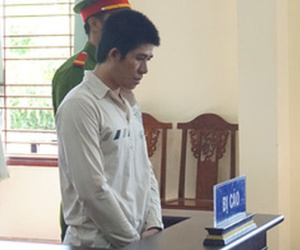 Cậu hiếp dâm cháu ruột trong nhà tắm lãnh 14 năm tù