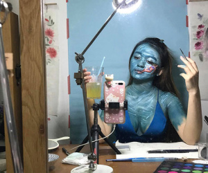 Chán make-up mặt, cô nàng 'mếch' luôn toàn thân rồi khóc ròng vì không tẩy sạch nổi