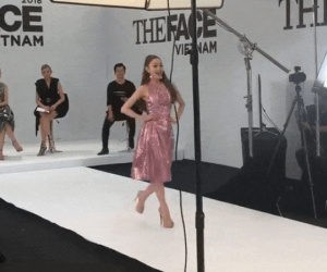 Clip được mong chờ nhất tại The Face: Minh Hằng tự tin catwalk trước mặt Thanh Hằng và Võ Hoàng Yến