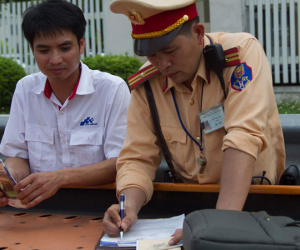 Đề xuất lắp camera phạt nguội để xử lí tình trạng taxi ngang nhiên dừng đỗ trước cửa Bệnh viện Bạch Mai