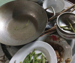 Dọn cơm xong thì con quấy đòi ngủ, đến lúc ra ăn, mẹ trẻ uất nghẹn khi nhìn mâm cơm cả nhà phần lại
