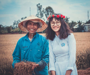 Nữ sinh mặc áo dài, lội ruộng chụp ảnh với cha trong ngày bế giảng: Mình chẳng ngại gì khi cha mẹ là nông dân