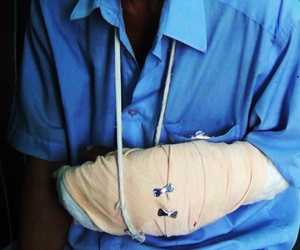 Nửa đêm, mẹ già bàng hoàng thấy con trai bị người lạ quẳng xuống trước cửa nhà, tay bị cắt gần lìa