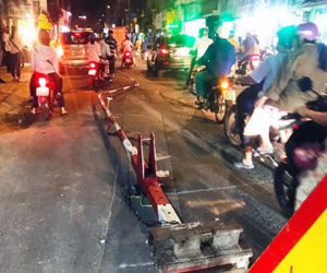 Ôtô húc văng barie tàu hỏa ở Sài Gòn, giao thông hỗn loạn
